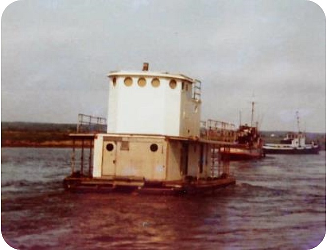 stuurhut + kombuis v.d. 'Westerschelde' op sleep naar 'de Bijland' ca. 1970